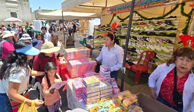 Gran chocolatada organizada por la Feria de Calzado arequipeño. (Foto: Omar Cruz/@photo.gec)