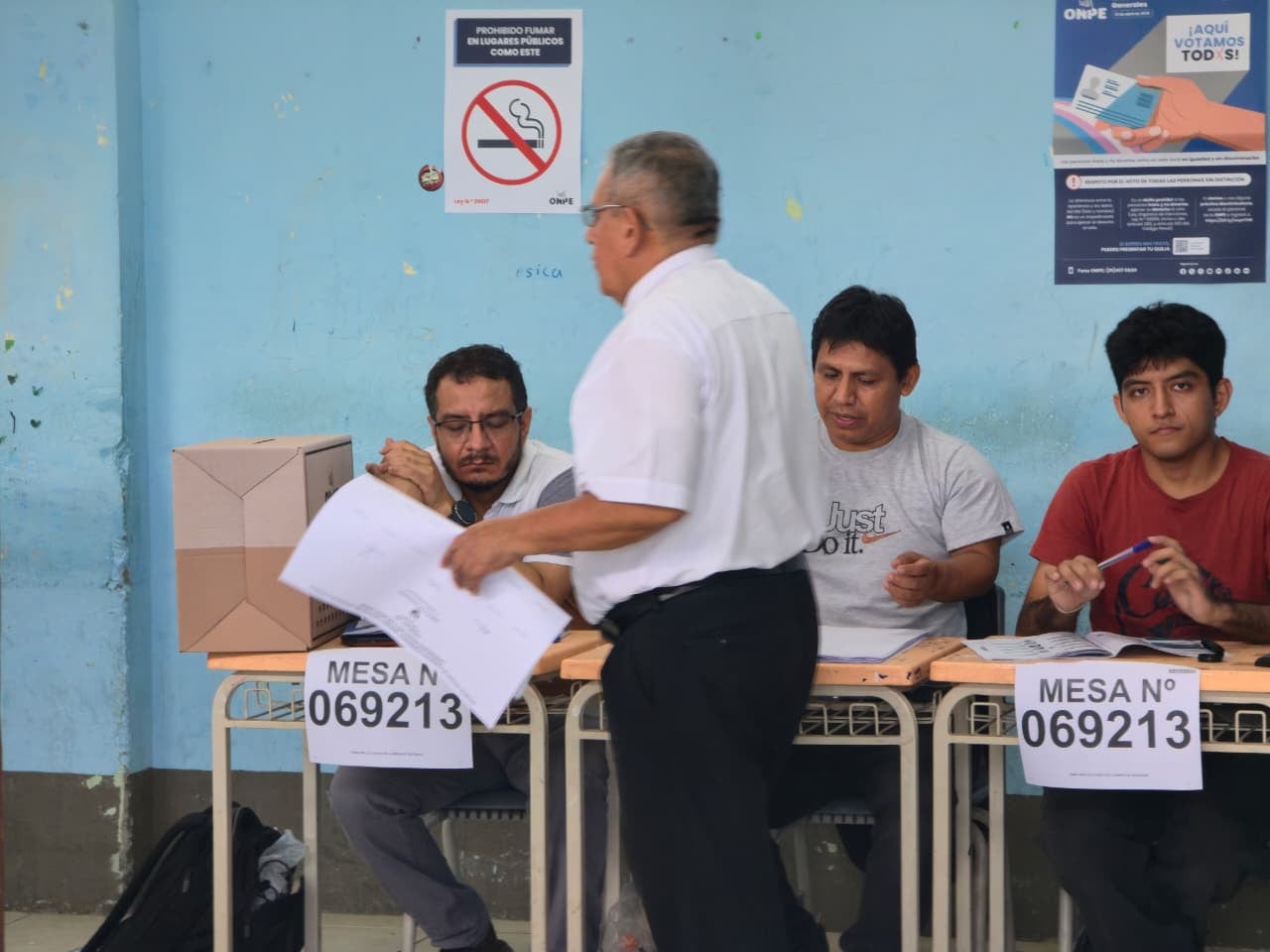 Luciano Maza votó en el colegio Enrique López Albújar.