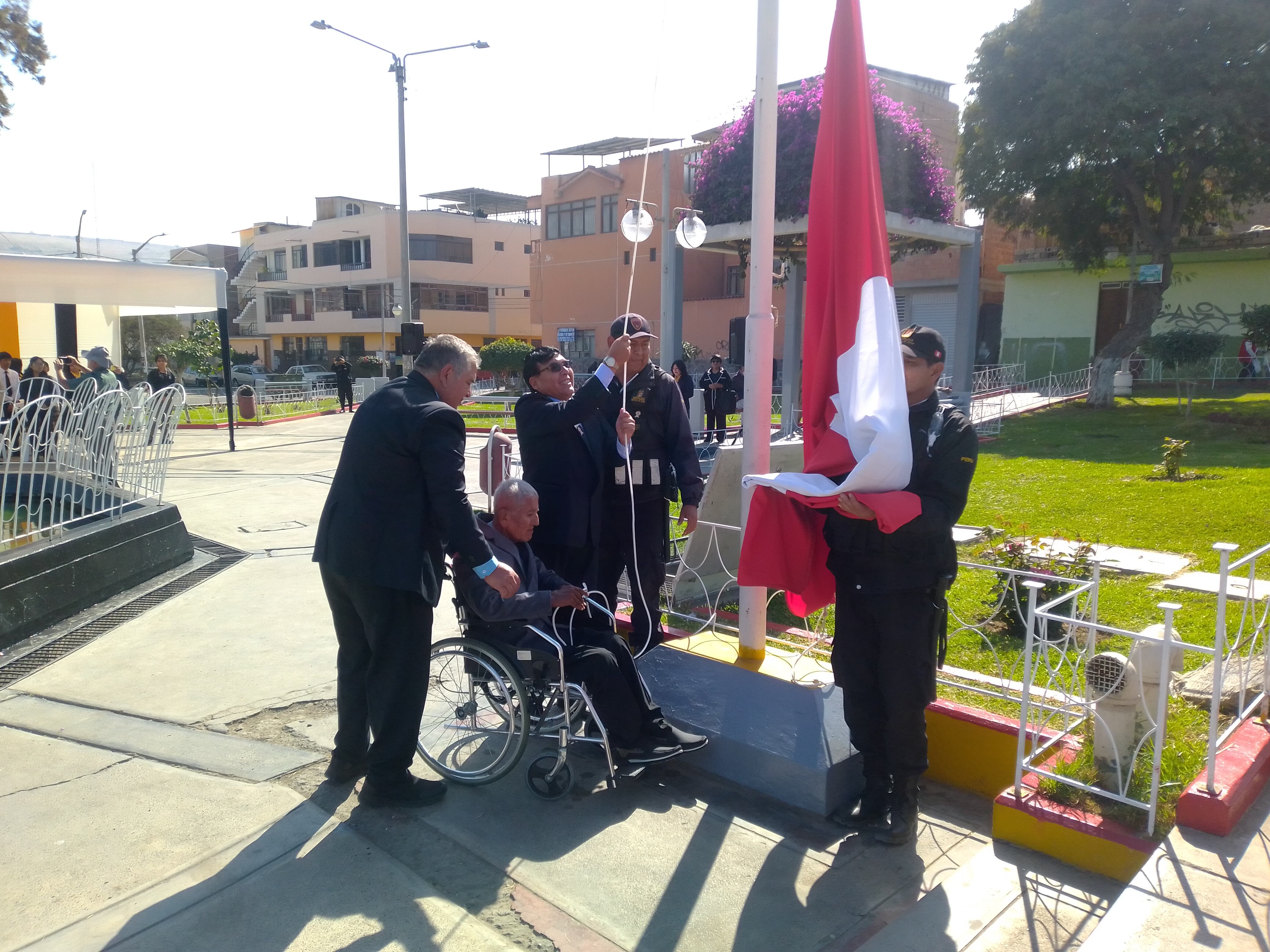Exsecretario general del Sutep Tacna José Cabana González izó la bandera peruana. (Foto: Adrian Apaza)
