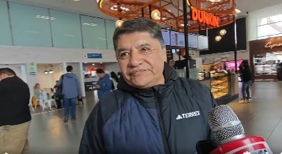 Alcalde de Arequipa, Víctor Hugo Rivera, en aeropuerto de Arequipa a la espera del líder de APP, César Acuña. (Foto: Captura de pantalla/ Exitosa)