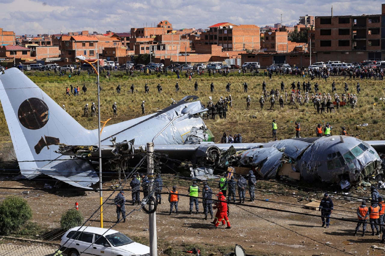Restos del fuselaje de un avión militar accidentado en El Alto (Bolivia). Fotos: EFE/ Gabriel Márquez
