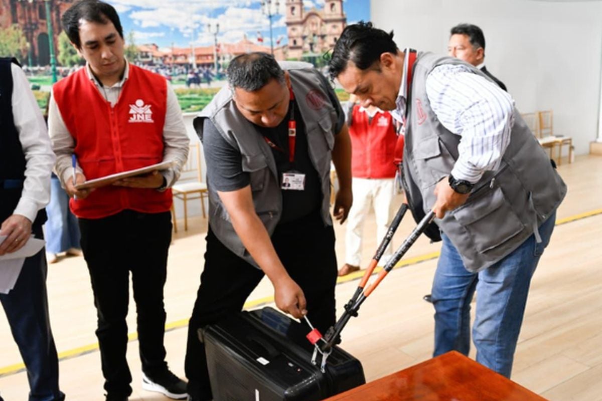El material electoral correspondiente a las mesas de votación instaladas fuera del país comenzó a llegar al Perú este lunes. La Oficina Nacional de Procesos Electorales (ONPE) espera recibir la totalidad de las actas durante los próximos días. (Imagen de Cancillería)