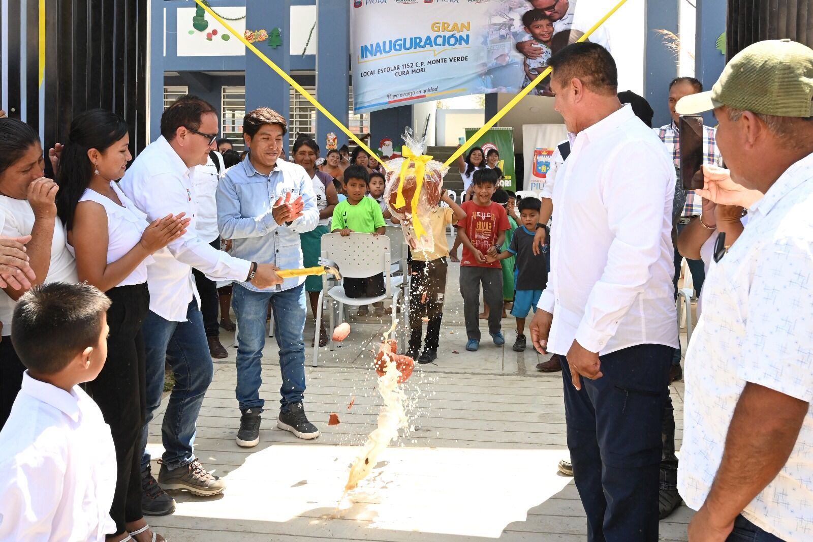 Ambos centros educativos fueron financiados por la Autoridad para la Reconstrucción con Cambios, siendo la Municipalidad Provincial de Piura la unidad ejecutora