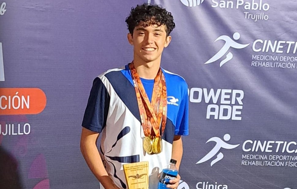 Nadador piurano logra 3 medallas de oro y 1 de plata en Trujillo.