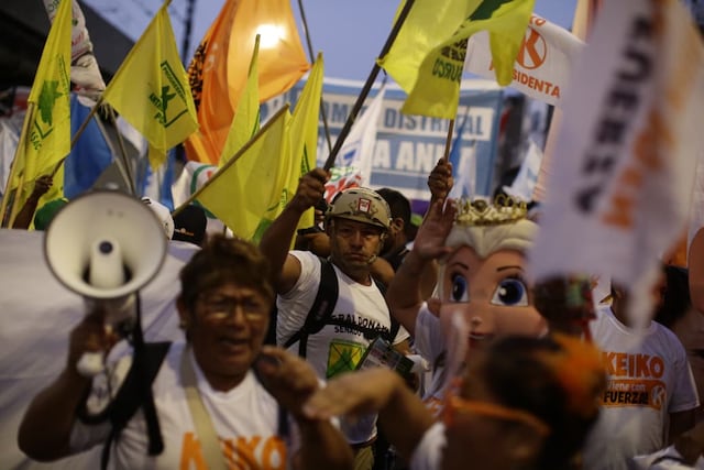 Simpatizantes de partidos llegan a exteriores del Centro de Convenciones por debate presidencial (Foto: Julio Reaño/GEC)