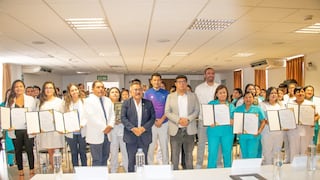 Hospital Regional de Ica entrega resoluciones de nombramiento a personal asistencial