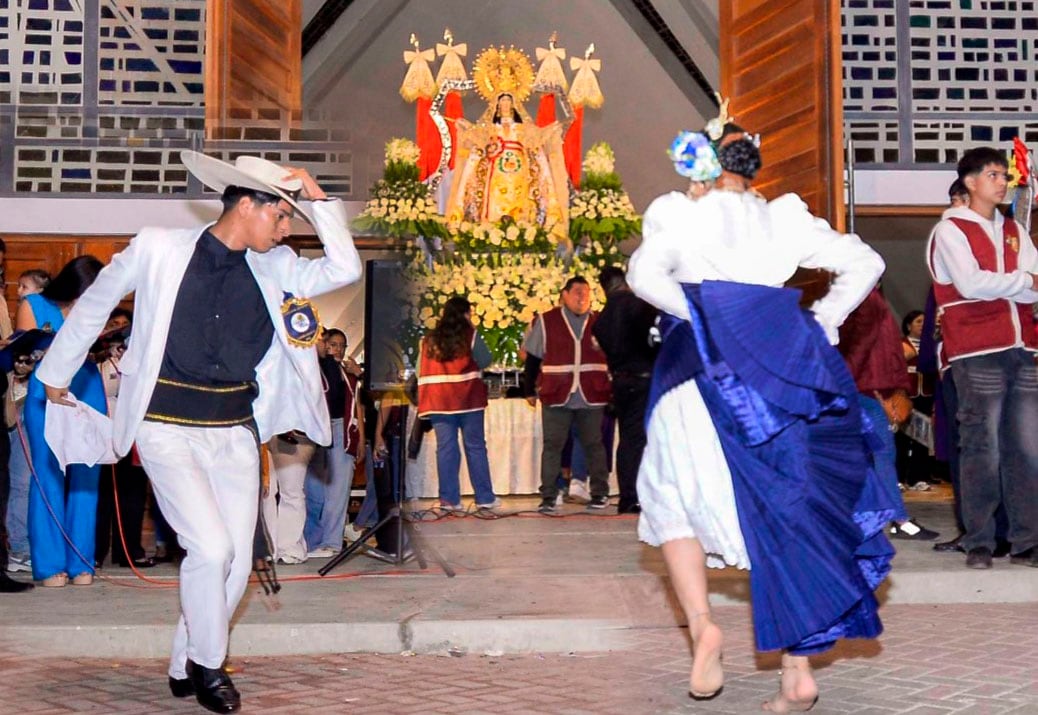 La noche anterior fue la serenata a la sagrada imagen con bailes de marinera.