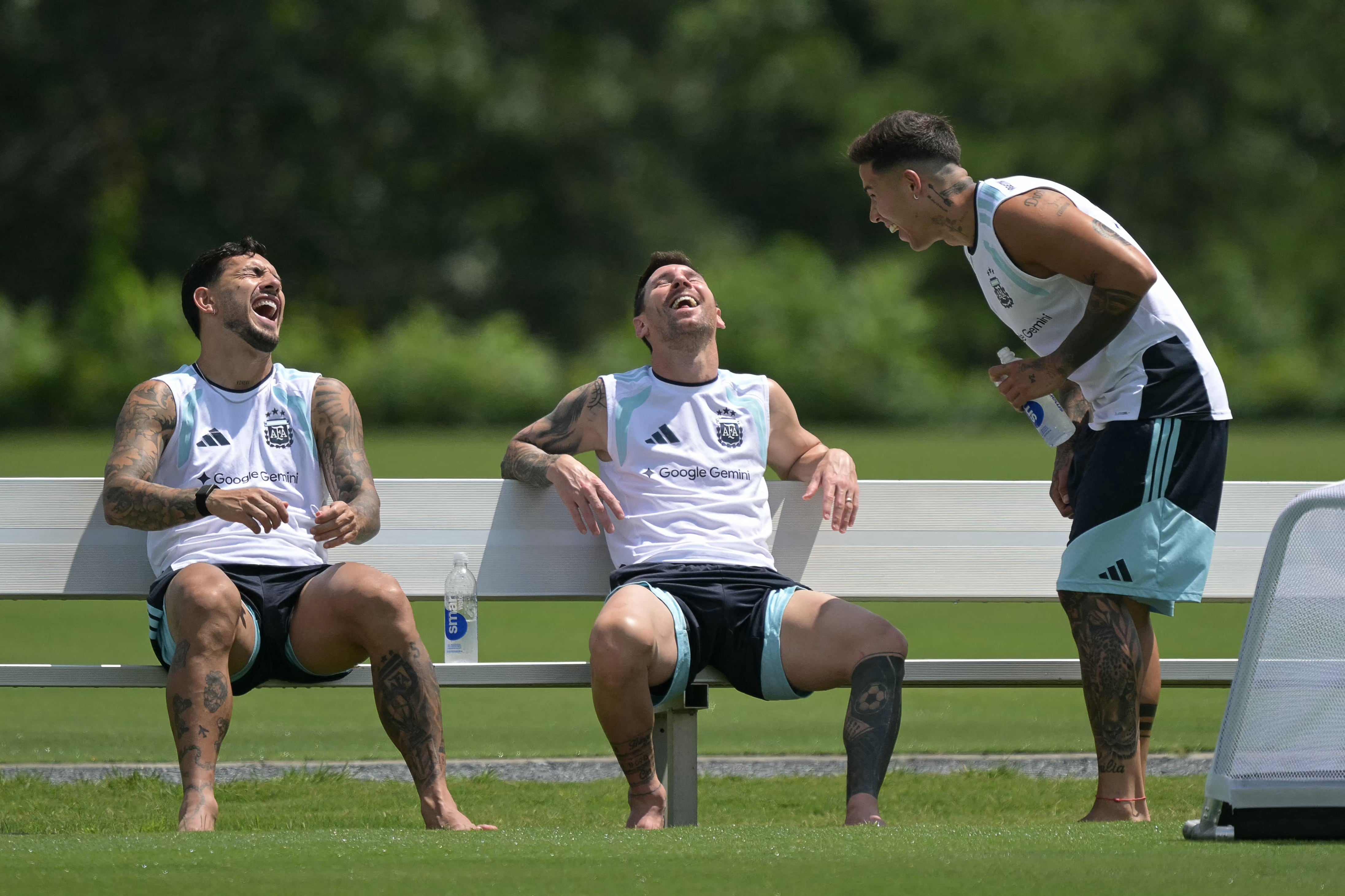 Leandro Paredes, Lionel Messi y Enzo Fernández durante la sesión de entrenamiento de Argentina en Atlanta. (Photo by JUAN MABROMATA / AFP)