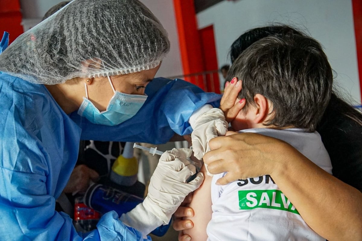 La campaña nacional se puso en marcha tras la alerta epidemiológica por el aumento de casos e incluye la aplicación de dosis contra la influenza y el neumococo para adultos mayores. (Foto: Andina)