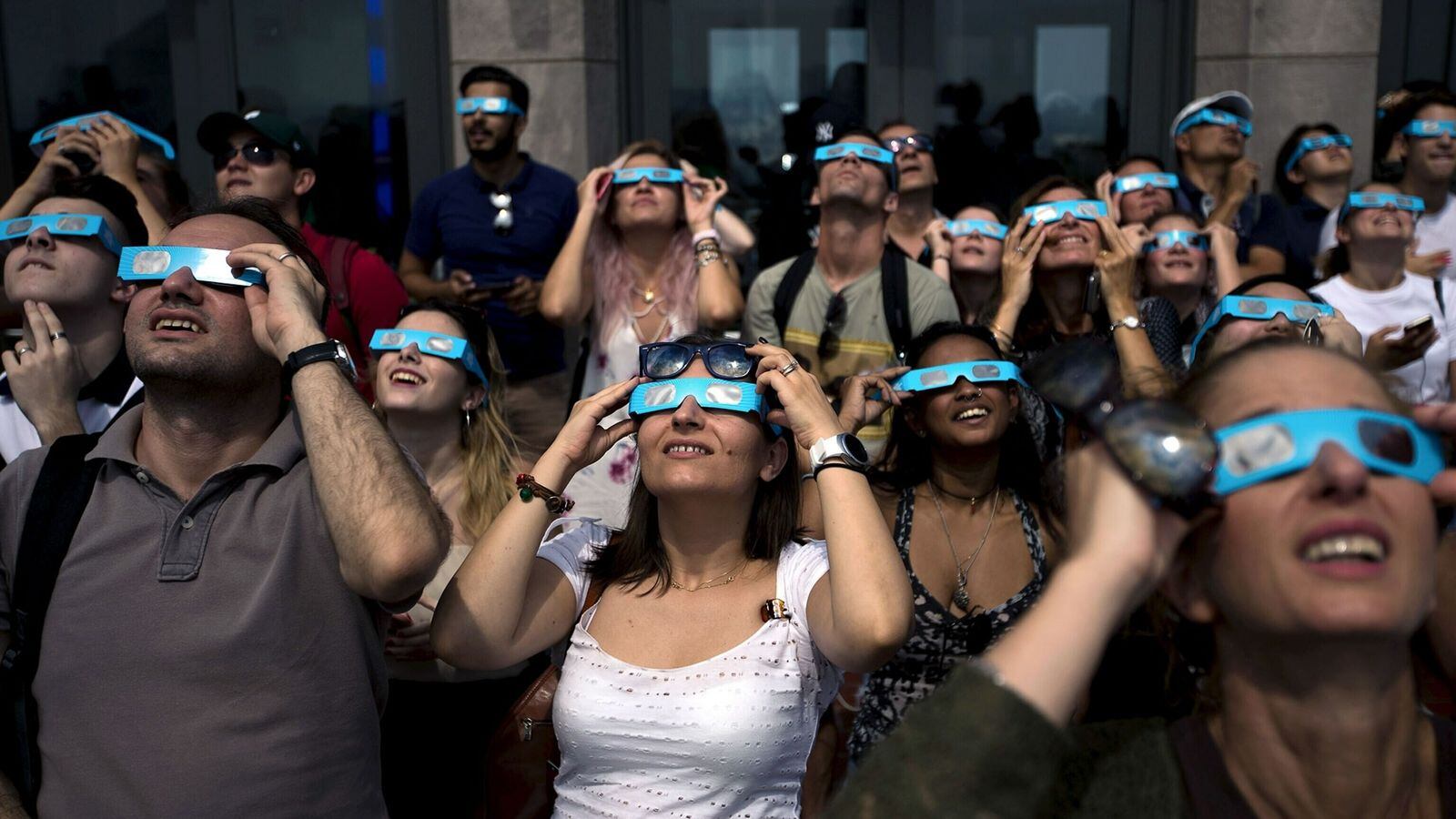 Minsa advierte que mirar directamente el eclipse puede dañar la retina.