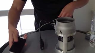 YouTube: Aprende a cargar el celular con una vela y agua (VIDEO)