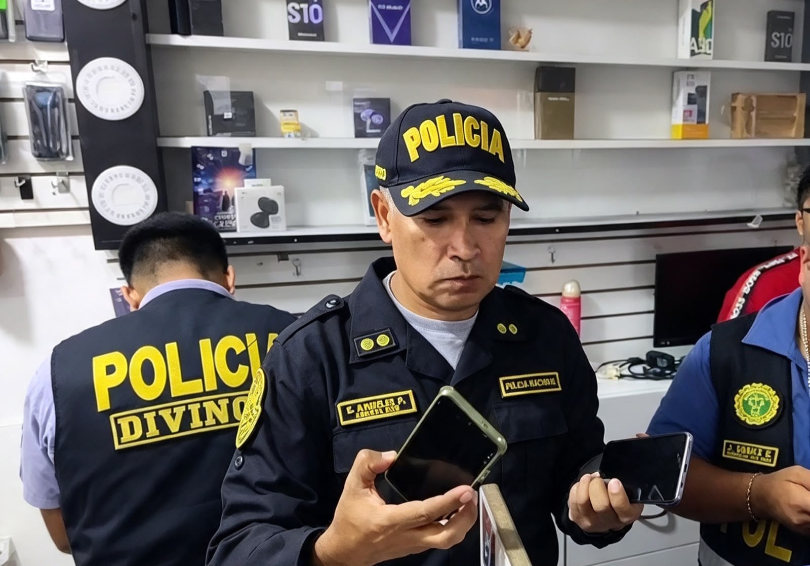 El general Eric Ángeles Puente, jefe de la Región Policial La Libertad, encabezó megaoperativo. (Foto: PNP)