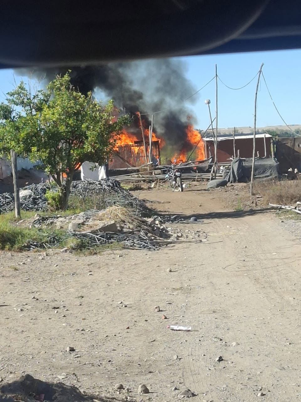 Incendio en Majes destruye vivienda de familia. Foto: Majes Informado.