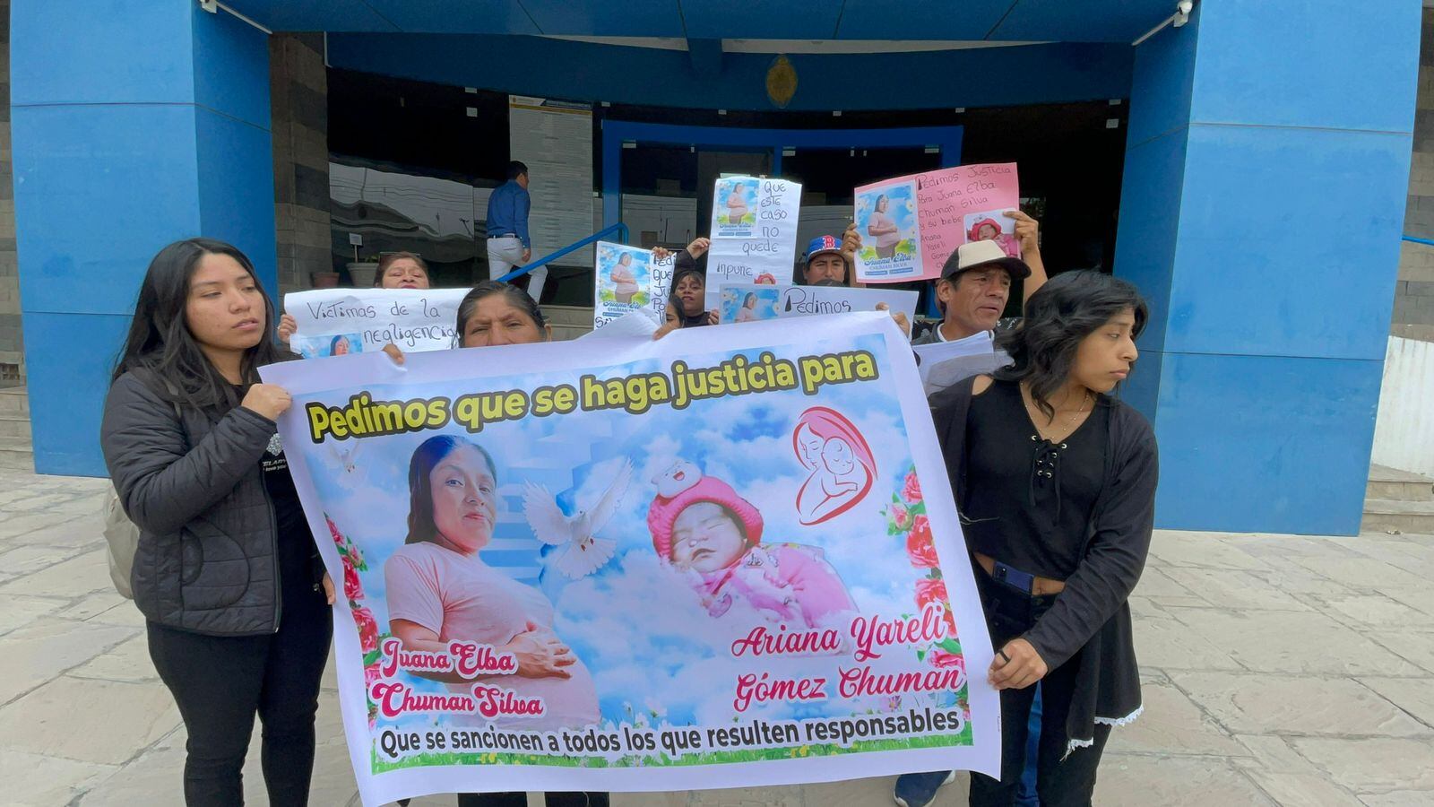 Realizaron plantón en el frontis del Ministerio Público de Lambayeque.