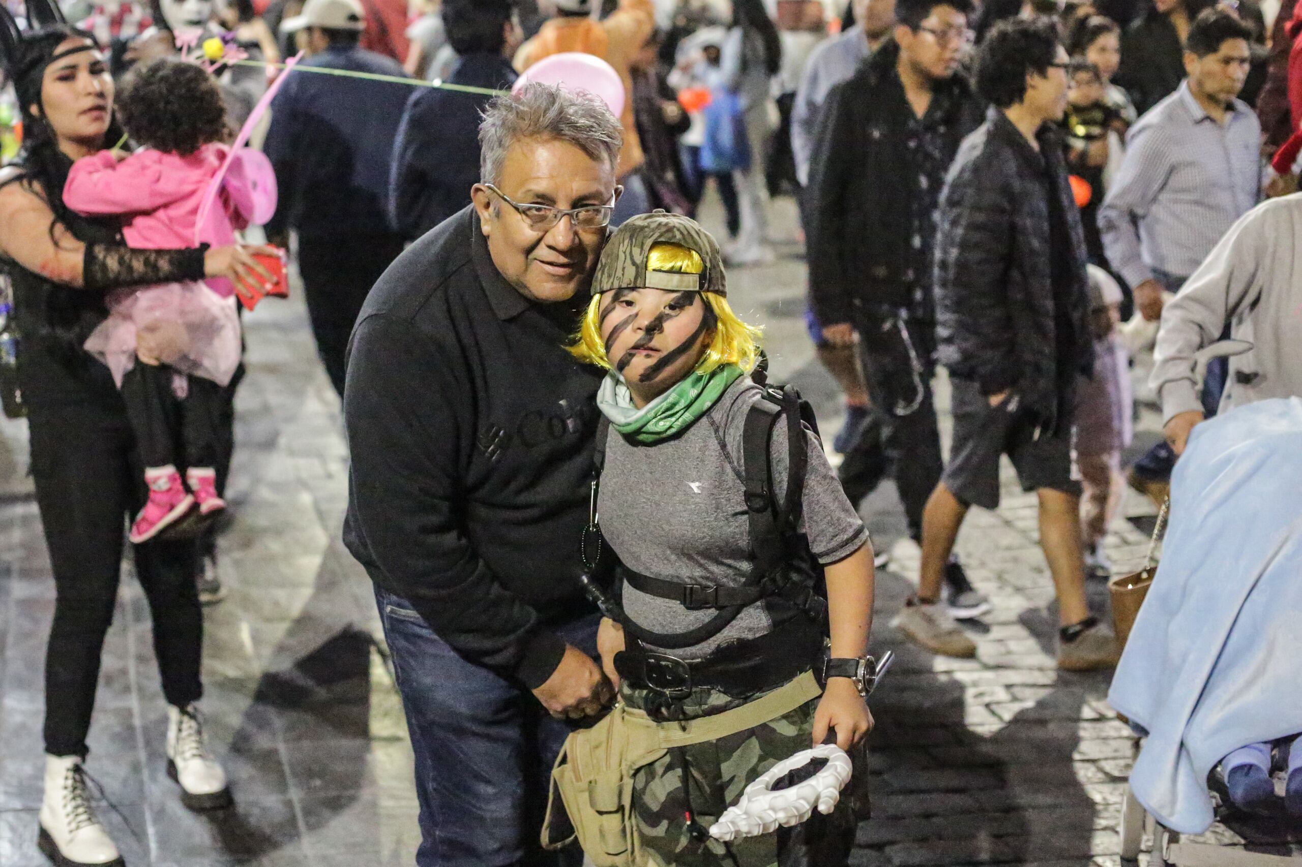 Los abuelos acompañaron a sus nietos a pedir dulces (Foto: Leonardo Cuito)