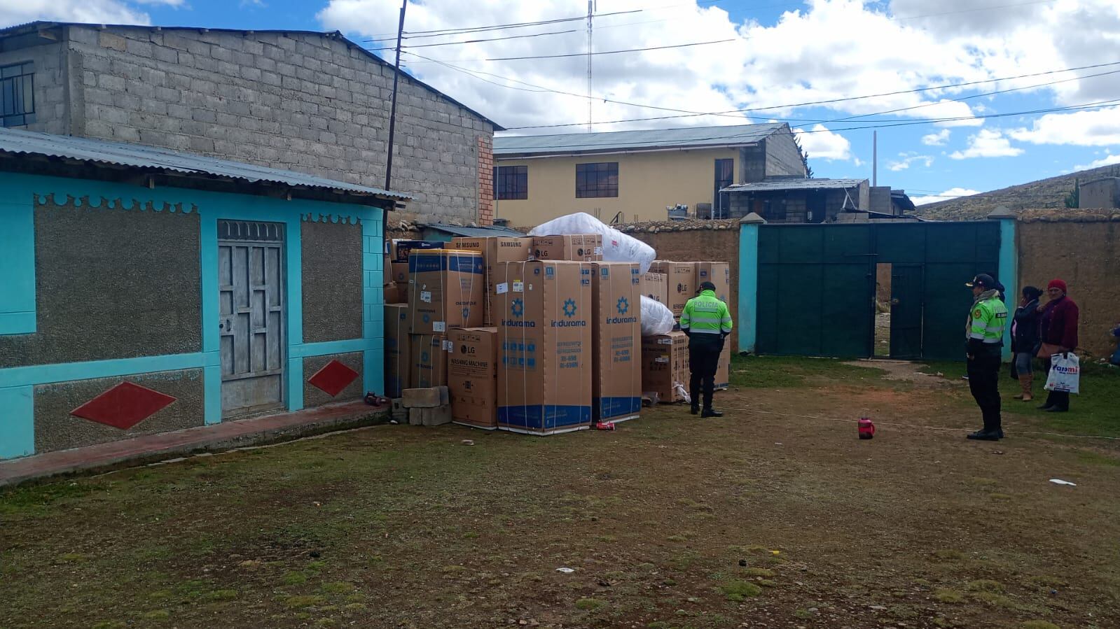 Policía logra impedir que maleantes se lleven la carga