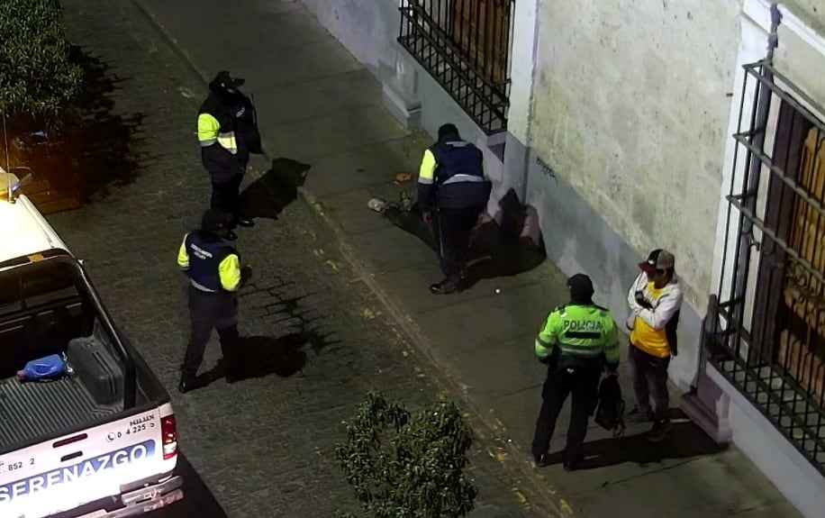 Varón fue detenido por presunto robo a ciudadano que dormía en plena vía pública en Arequipa. Foto: Captura.