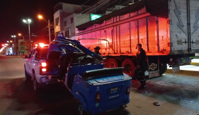 Chincha: mototaxi queda destrozado tras impactar contra camión estacionado