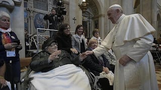 Papa Francisco causa asombro al retirar la mano para que fieles no besen su anillo (VIDEO)