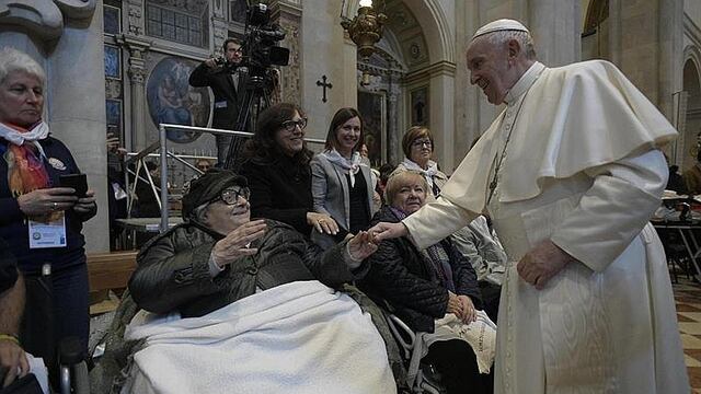 Papa Francisco causa asombro al retirar la mano para que fieles no besen su anillo (VIDEO)