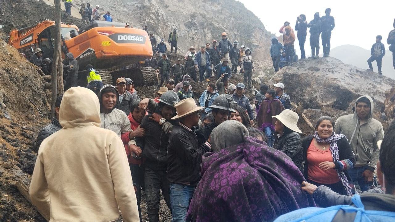 El personal de Defensa Civil, brigadistas y pobladores ayudaron al rescate de seis mineros del sector Llaray del distrito de Quiruvilca.