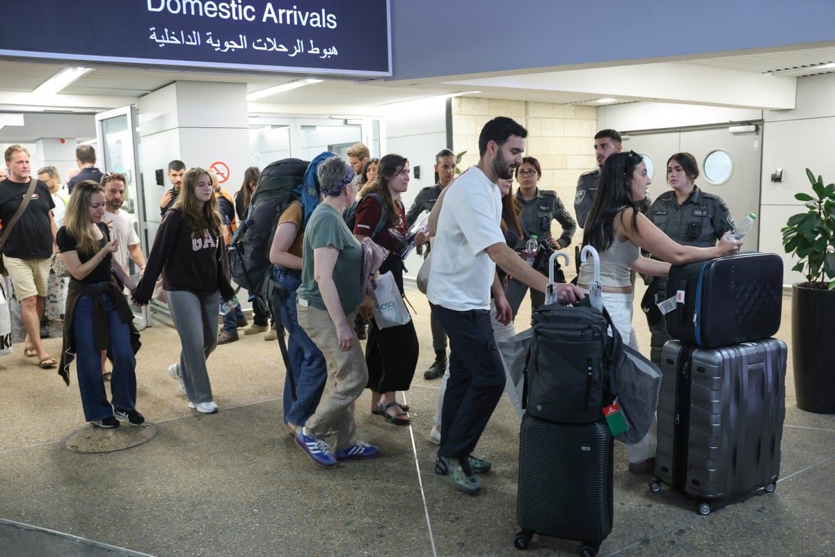Miryam Shira Ohayon, pasajera del vuelo FZ 1073 que viajaba de Dubái a Tel Aviv, aseguró que el avión estuvo “a punto de estrellarse” y que varias personas lograron reducir al copiloto. Flydubai indicó que las causas del incidente siguen bajo investigación. (Photo by Jack GUEZ / AFP)