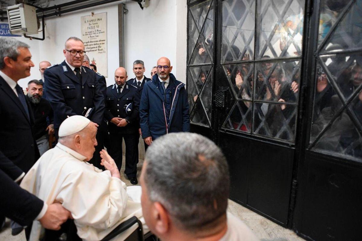 El papa Francisco ha decidido mantener su tradicional visita a una cárcel en la tarde de Jueves Santo y hoy pasó brevemente por la de 'Regina Coeli', en el centro de Roma, pese a estar todavía convaleciente por sus problemas respiratorios. Foto: EFE/ Vatican Media