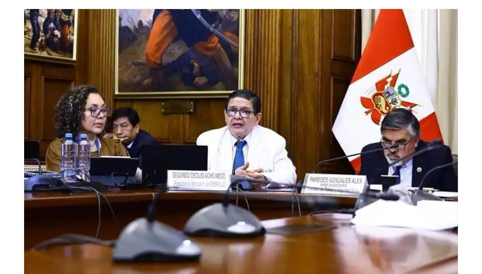 El presidente ejecutivo de EsSalud destacó ante el Congreso avances en la atención de asegurados y presentó propuestas para fortalecer la sostenibilidad financiera de la institución.