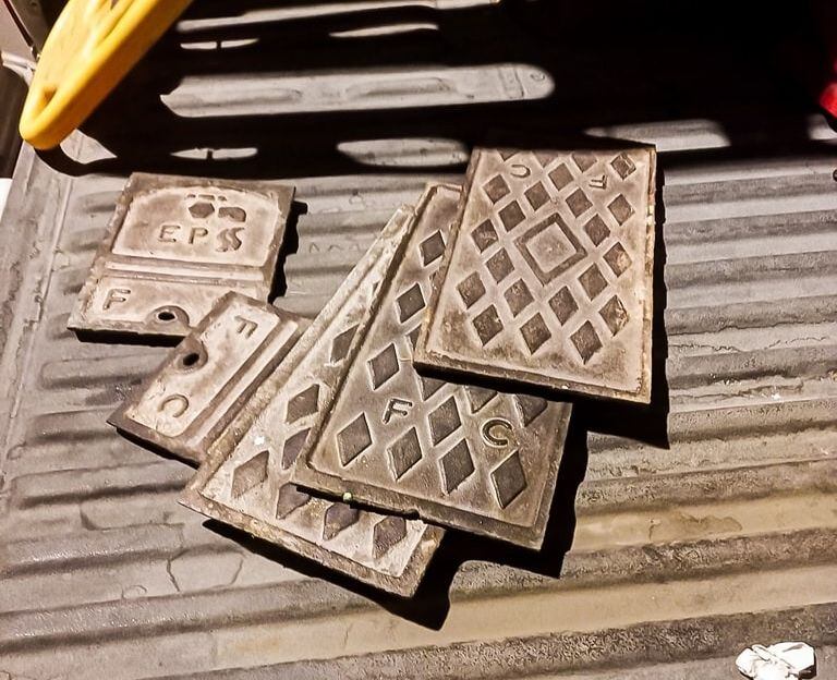 Intentaron esconder las tapas que ya habían sustraído pero fue en vano. (Foto: Difusión)