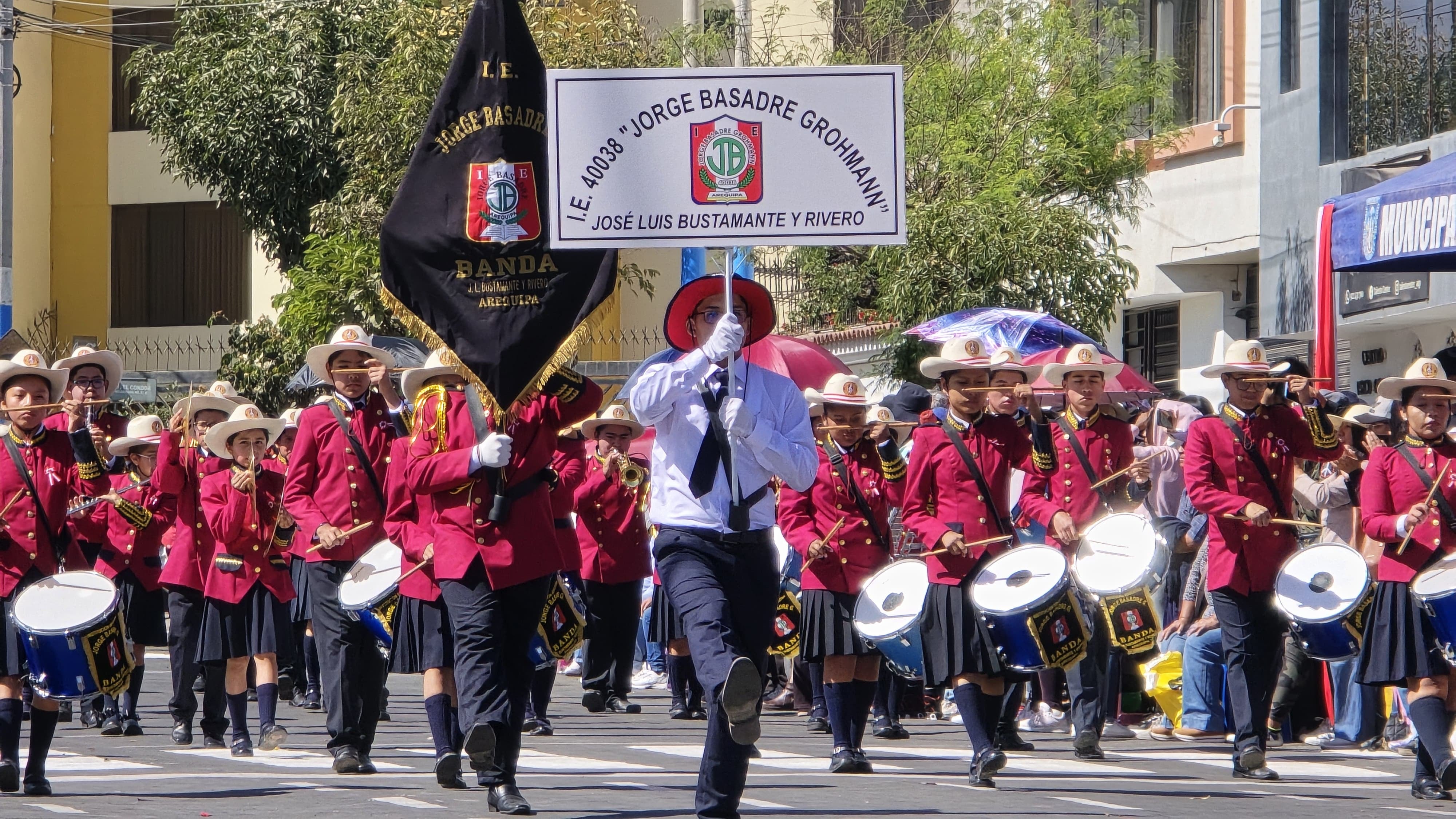 Desfile de escolares en José Luis Bustamante y Rivero por el 204° Aniversario de la Independencia del Perú. Foto: GEC.
