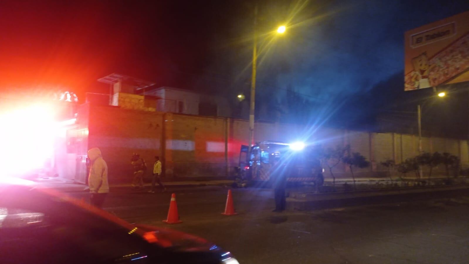 Bomberos llegaron hasta el lugar para apagar el fuego. (Foto: Difusión)