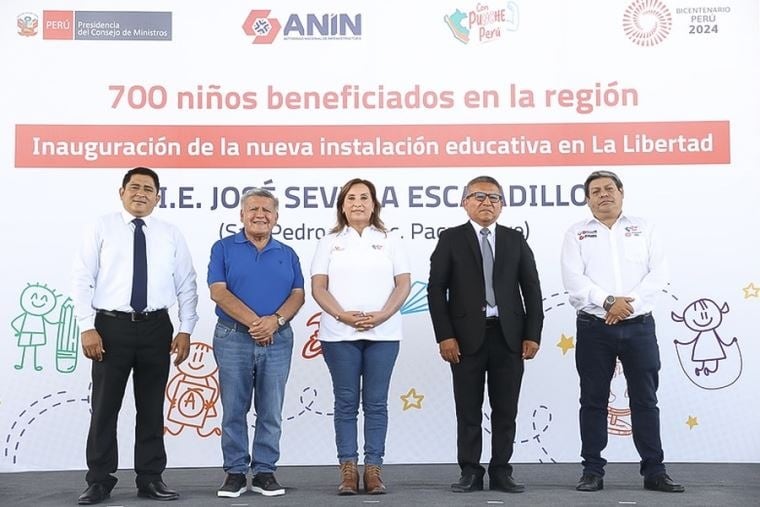 César Acuña Peralta junto a Dina Boluarte.