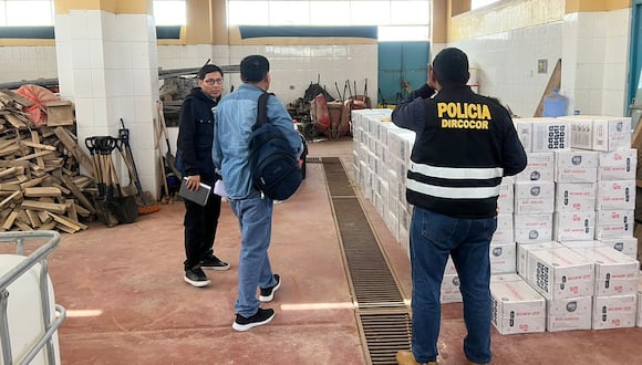 Agentes de Dircocor revisan  un almacén de la comuna de Sama, durante el operativo con allanamientos por orden judicial