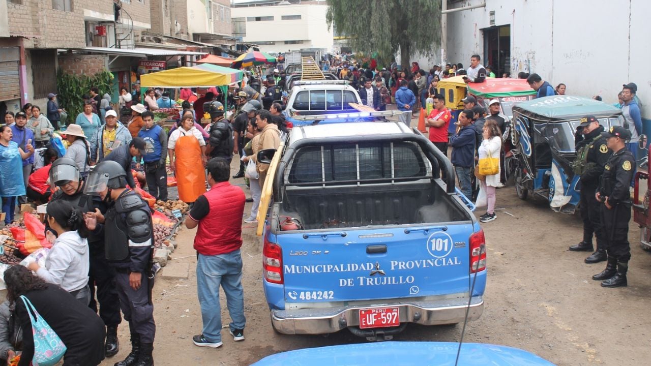 Se habían adueñado de las vías públicas con estructuras clandestinas y paraderos informales que obstaculizaban el libre tránsito de peatones y vehículos.