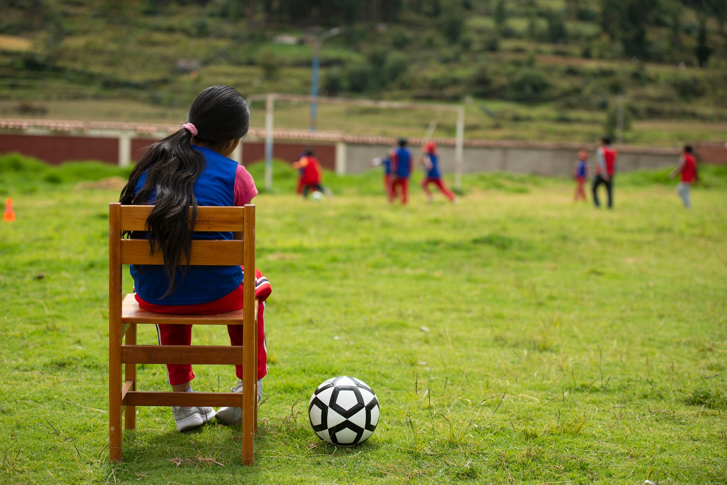 Mientras el Mundial 2026 concentra la atención de millones de aficionados, organizaciones de protección infantil alertan sobre una problemática persistente en Perú: la violencia contra niñas y adolescentes. La campaña “Cambiemos el Juego” busca utilizar el deporte como una herramienta de prevención y transformación social.