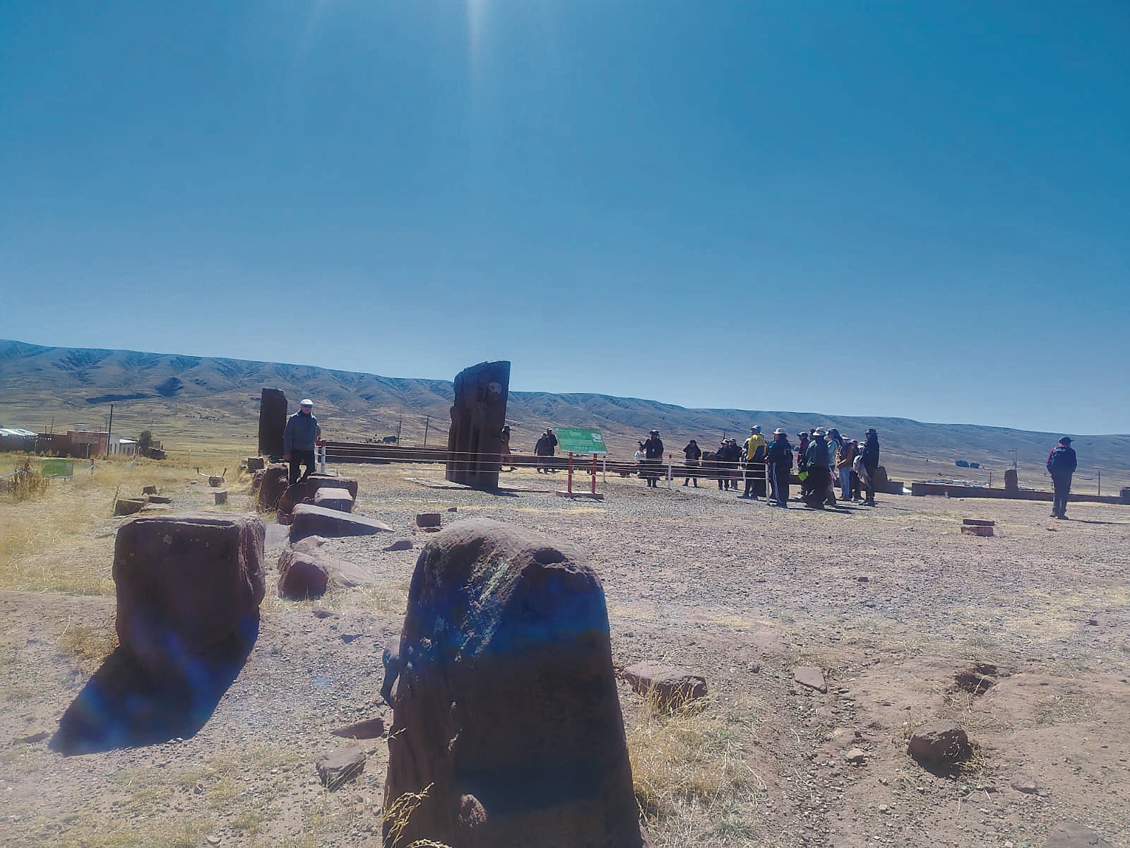 Visitantes tienen la advertencia de no tomar fotos con cámaras en el complejo Tiawanaku en Bolivia