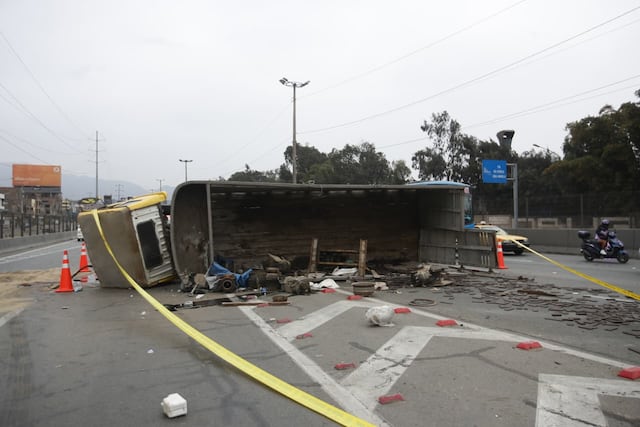 Camión se vuelca en la Vía de Evitamiento y provoca congestión vehicular en San Juan de Lurigancho