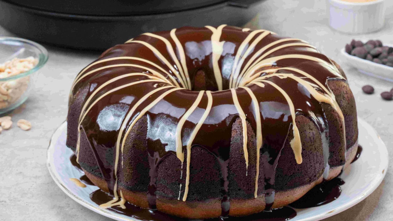 Este budín combina cacao amargo y pasta de maní en una preparación sencilla, con textura húmeda y acabado marmolado.