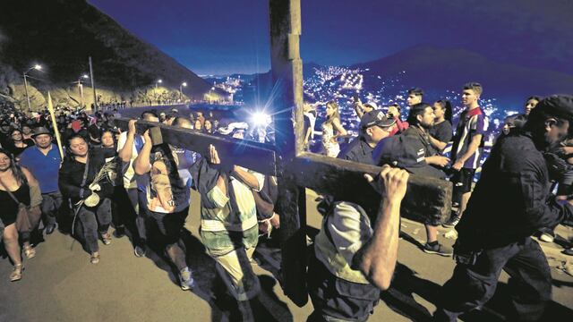 La pesada cruz fue cargada por serenos y fieles durante el recorrido.