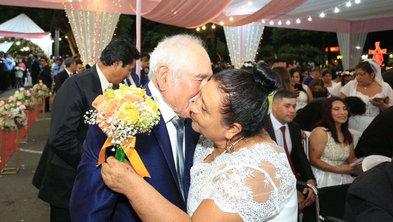 152 parejas contrajeron nupcias durante ceremonia realizada en plaza de armas de la ciudad.