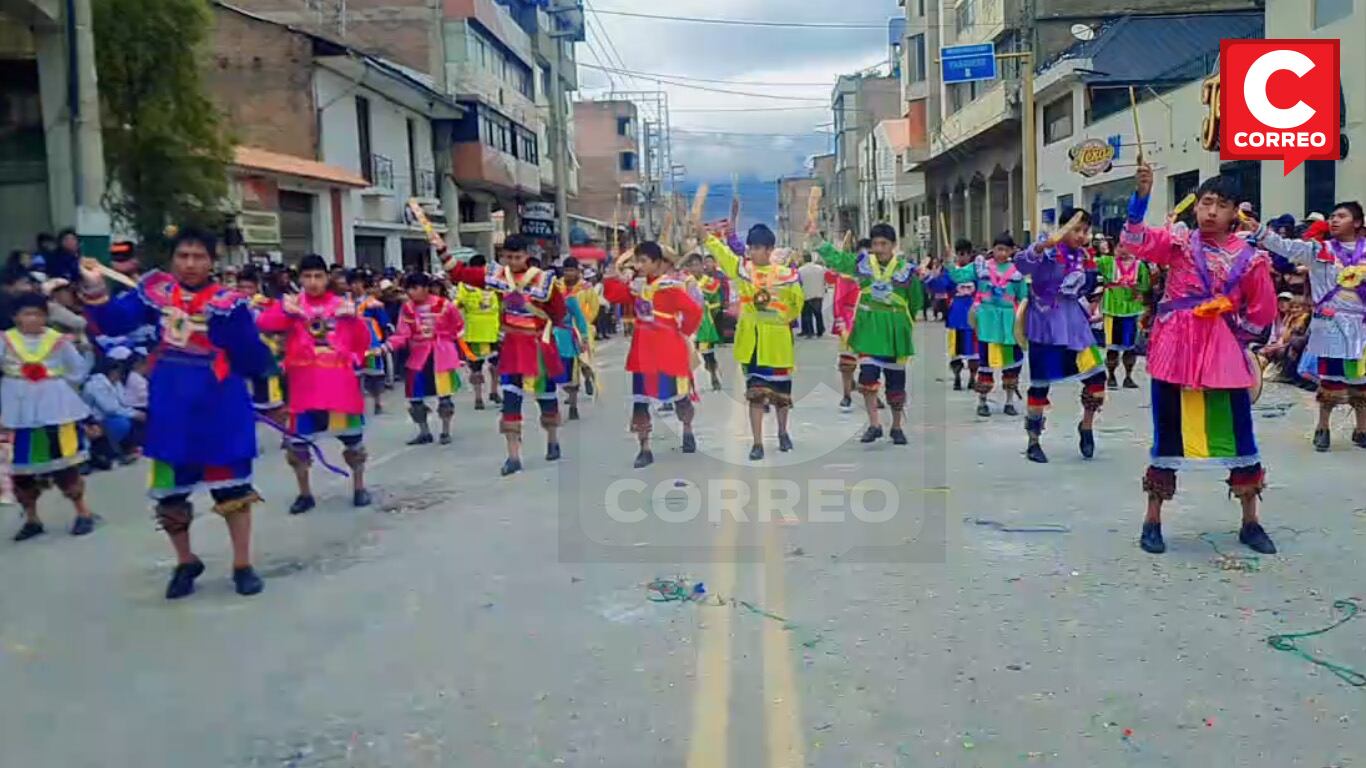 Pasacalle de estudiantes del colegio Santa Isabel
