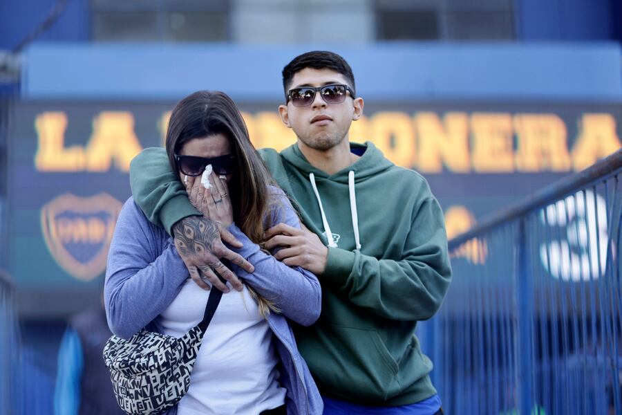 Personas salen del velorio del entrenador argentino Miguel Ángel Russo este jueves, en 'La Bombonera' en Buenos Aires. (Foto: EFE/ Juan Ignacio Roncoroni)