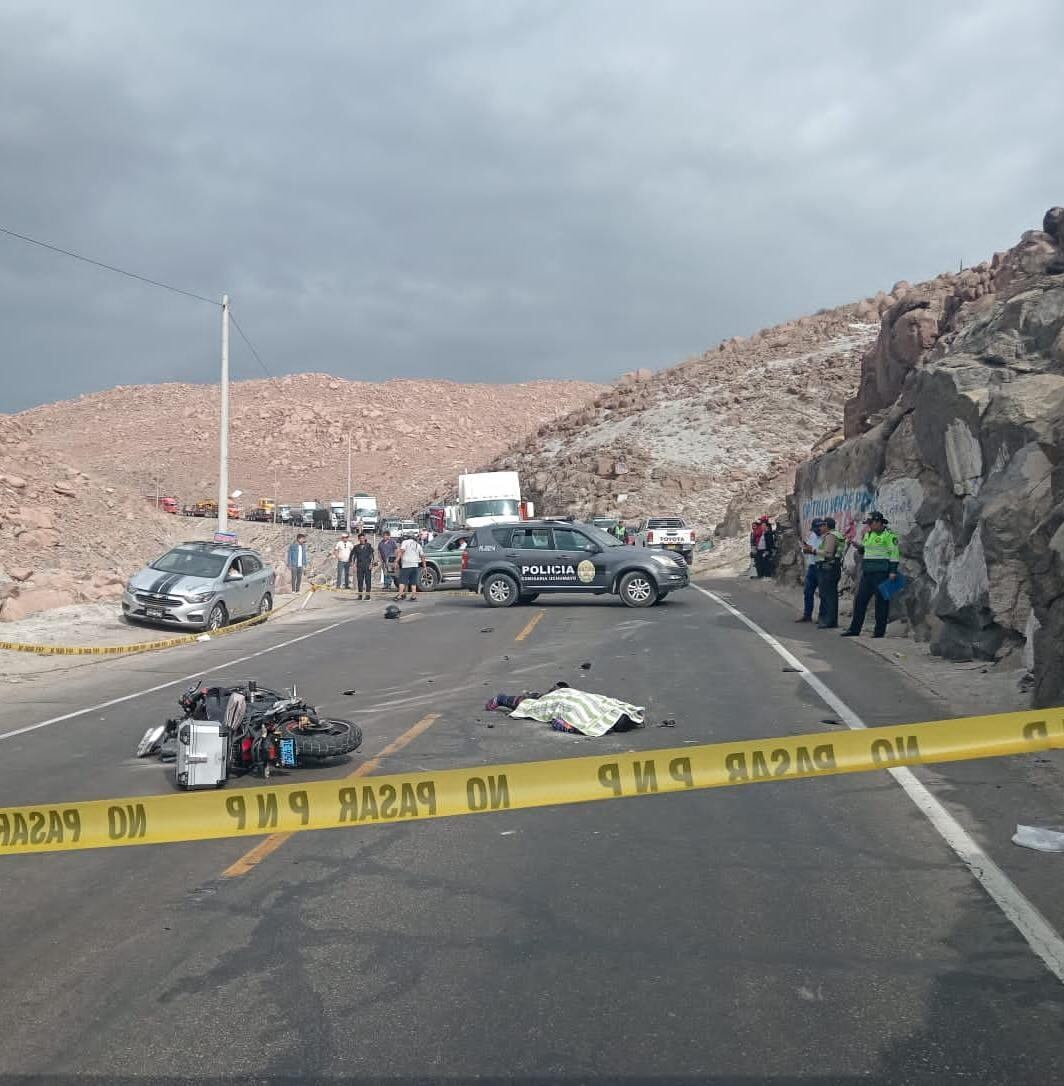 Motociclista quiso invadir un palo, pero pierde control de su unidad y fallece, tras chocar con camioneta