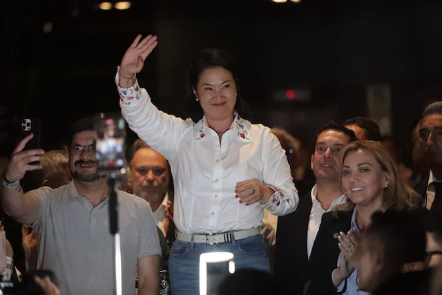 Keiko Fujimori saluda a sus simpatizantes tras pronunciarse sobre el conteo rápido (Fotos: Julio Reaño/GEC)