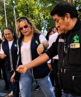 Llaman la atención desangrándose públicamente