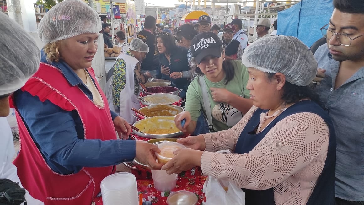 Variedad de postres se vendieron en mercado San Camilo. Foto: GEC.