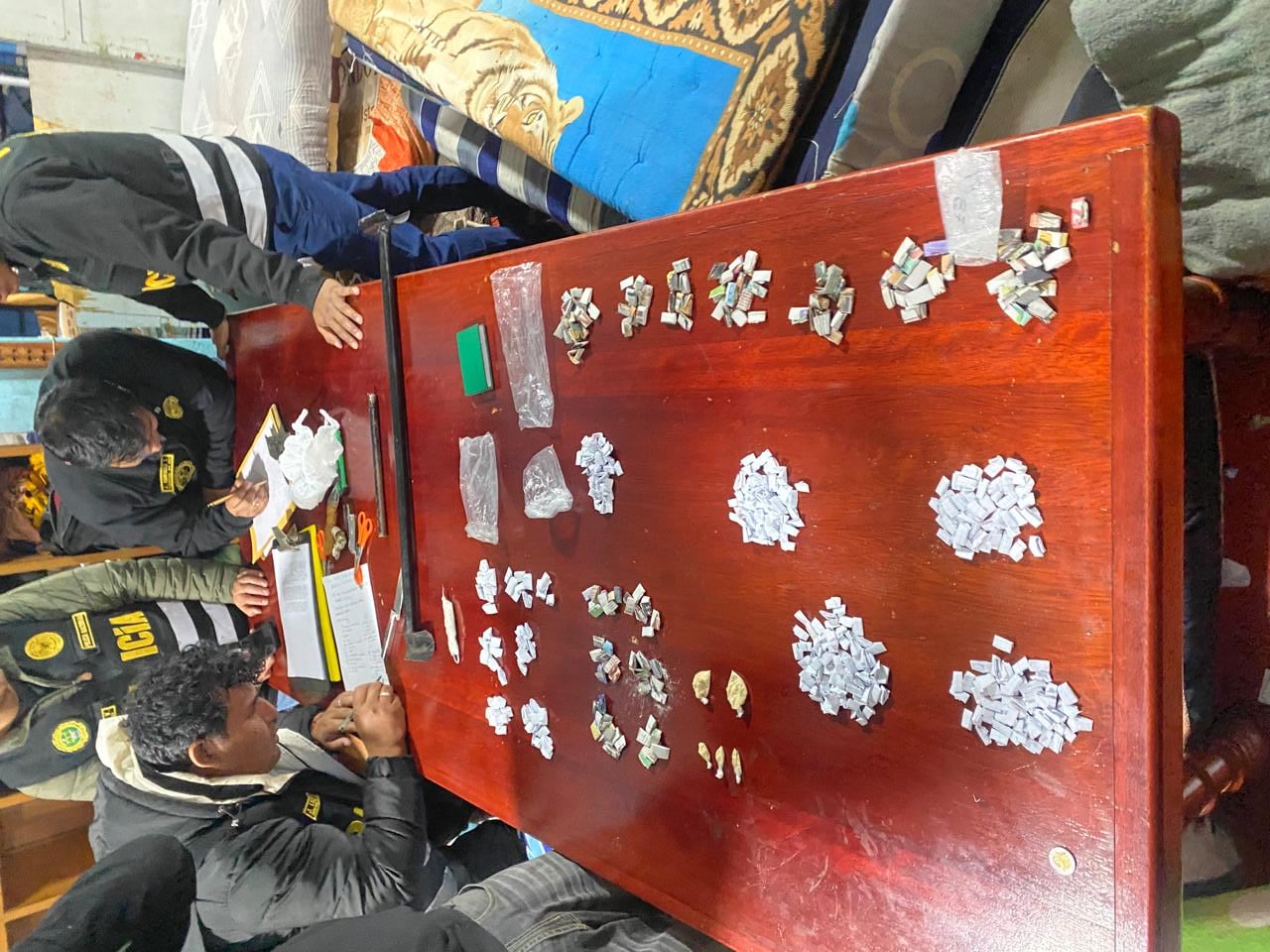 Hallan cerca de mil ketes de droga, armas blancas y celulares en penal de Arequipa (Foto: PNP)