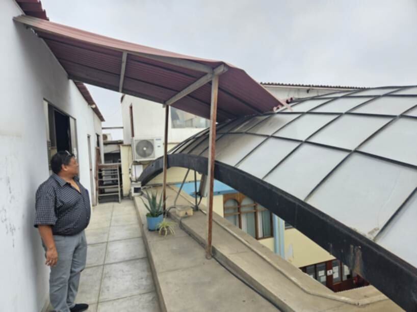 Se evidenció que hay hacinamiento en las oficinas de planillas, las que están hechas con drywall y techo de fibraforte. Urge hacer mejoras al edificio y reubicar temporalmente al personal si es necesario.