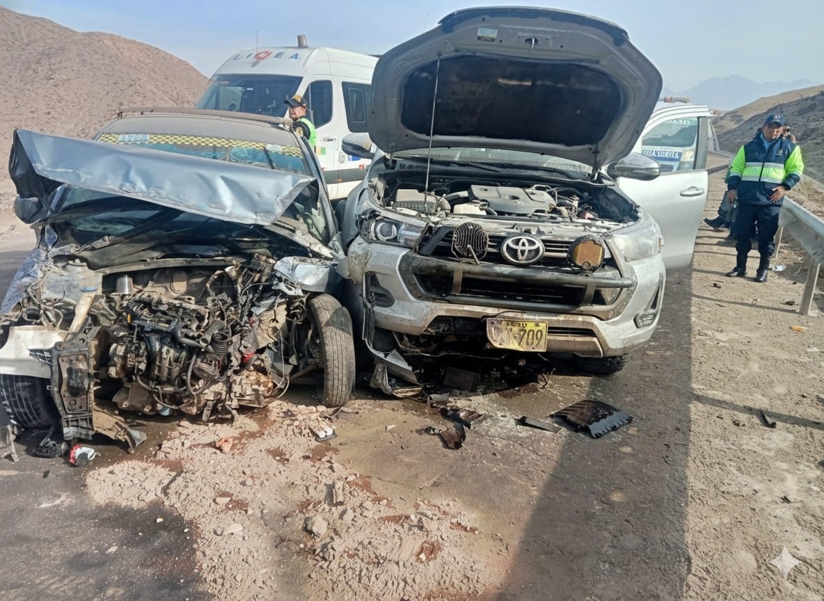 Aparentemente el impacto entre vehículos fue de manera frontal. (Foto: Difusión)