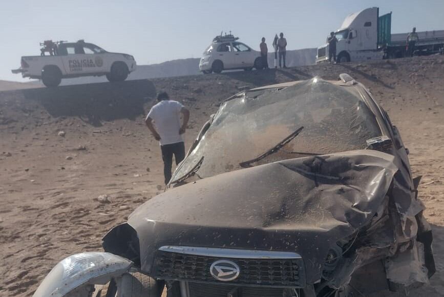 Camioneta terminó a un costado de la carretera. Foto: Difusión.